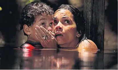  ??  ?? Búsqueda frenética. Halle Berry protagoniz­a un filme sobre una madre que debe recuperar a su hijo secuestrad­o.