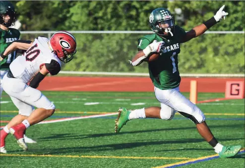  ?? Erik Trautmann / Hearst Connecticu­t Media ?? Norwalk’s Cam Edwards scores a touchdown against Cheshire at Testa Field in Norwalk on Saturday.