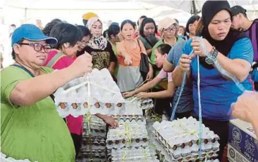  ?? Kunnimeh Gugud ?? Tidak sia-sia saya datang walaupun terpaksa beratur panjang ketika membayar kerana harganya amat rendah berbanding di kedai runcit atau pasar raya”
PENDUDUK sekitar Kiulu membeli barang keperluan pada Karnival Jualan Sentuhan Rakyat Siri 3, di pekan...