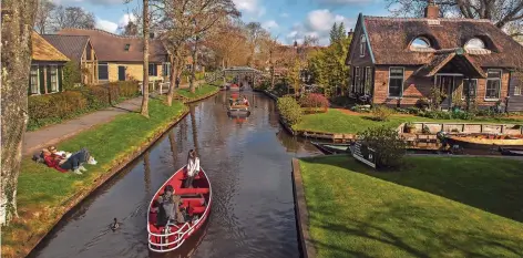  ?? FOTO: C. CANDEL/NBTC HOLLAND ?? „Das Venedig des Nordens“: Mit diesem Beinamen schmückt sich das autofreie Dorf Giethoorn in den Niederland­en.