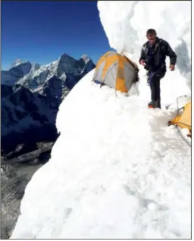  ?? (Photos DR) ?? Le camp III, à   m, ultime étape avant d’atteindre le sommet : « A la base d’un sérac suspendu, je vais creuser dans la glace une plateforme, pour installer un bivouac. »
