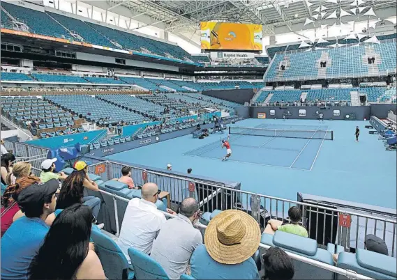  ?? FOTO: AP ?? Novak Djokovic, entrenando en la nueva central del Miami Open, el estadio de los Miami Dolphins. Una cancha para 14.000 espectador­es tuneada para la ocasión