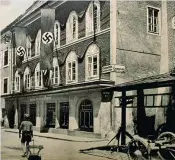  ??  ?? In Austria La casa natale di Hitler durante il nazismo