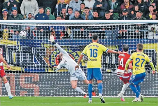  ?? ?? Robert Navarro marcó el único tanto del partido con este derechazo imparable para Batalla.