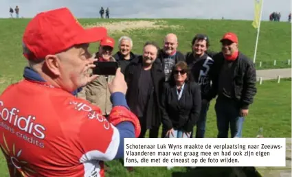  ??  ?? Schotenaar Luk Wyns maakte de verplaatsi­ng naar ZeeuwsVlaa­nderen maar wat graag mee en had ook zijn eigen fans, die met de cineast op de foto wilden.