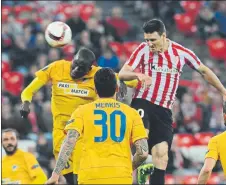  ?? FOTO: AIOL ?? Por arriba Aduriz trata de rematar de cabeza en un ataque rojiblanco