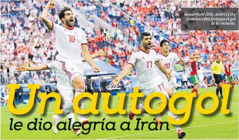  ?? AFP ?? Ansarifard (10), Amiri (11) y Azmoun (20) festejan el gol de la victoria.