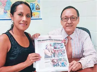  ??  ?? ORGULLO. Aldy González junto al rector de la UTH en Tegucigalp­a, Carlos Young, quien la felicitó por la conquista.