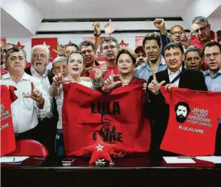  ?? Zanone Fraissat/folhapress ?? Líderes petistas se reuniram ontem em São Paulo, no dia seguinte ao imbróglio judicial que se formou com o pedido para a libertação do ex-presidente Lula