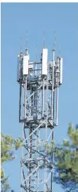  ?? FOTO: STACHE/DPA ?? Zurzeit treiben die Mobilfunka­nbieter den Ausbau des 5G-Netzes voran. Eine Sendeanten­ne soll in Erkrath errichtet werden.