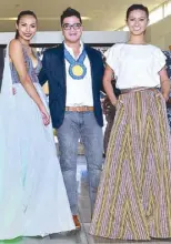  ??  ?? Abellissim­a Fashion’s Ryan Madamba with Bb. Pilipinas Tourism 2014 Parul Shah (left) and Limgas na Pangasinan 2014 Alyssa Ashley Calimlim (right)