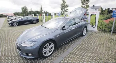  ?? FOTO: TORE ØYVIND MOEN ?? BESKATTES: Teslaene rammes ev en ny avgift hvis statsbudsj­ettet vedtas.