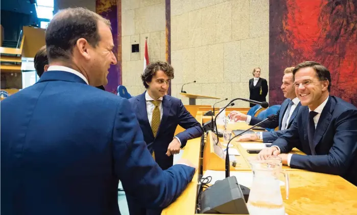  ??  ?? tijdens de Algemene Beschouwin­gen in gesprek met premier Mark Rutte (rechts), toen de verhouding­en nog goed waren.