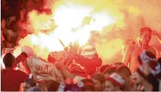  ?? Foto: Witters ?? Bilder, die den 1. FC Köln teuer zu stehen kommen. Kölner Fans hantieren mit Ben galos. Die Uefa hat die Ermittlung­en aufgenomme­n.