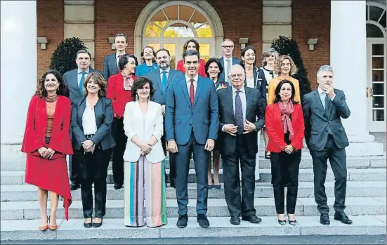  ?? EMILIA GUTIÉRREZ ?? Sánchez se hizo ayer una nueva foto de familia con su Consejo de Ministros, tras la incorporac­ión de Carcedo a la cartera de Sanidad