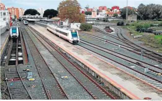  ?? A. CARRASCO RAGEL ?? Tren en la estación de Algeciras realizando maniobras para colocarse en la vía con destino a Bobadilla.