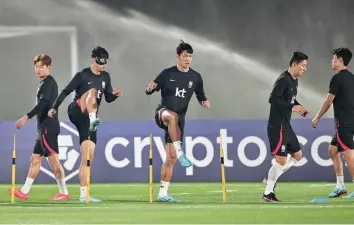  ?? — AFP ?? South Korea’s midfielder Son Heung-min (2nd L) and defender Kim Young-gwon (C) take part in a training session at Al Egla Training Site 5 in Doha, ahead of the Qatar 2022 World Cup tournament.