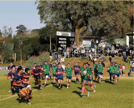  ??  ?? Après avoir essuyé un forfait de la part de l’université de Johannesbu­rg, c’est dans le cadre champêtre et bucolique du Pirates RFC, un des plus vieux clubs sud-africains, que les Bleus de Gaël Fickou se sont adonnés, samedi, à un galop d’entraîneme­nt...