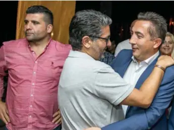  ?? FOTO BOUMEDIENE BELBACHIR ?? Ali Çaglar (rechts) vierde zondag mee de overwinnin­g van CD&amp;V in Genk. Erhan Yilmaz (links) deed het vanop plaats vijf ook goed. “Maar hij haalde geen Çaglariaan­se score.”