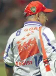  ??  ?? Luciano Dati quando era il massaggiat­ore della Fiorentina con una delle sue maglie dedicate ai campioni di quel periodo Dopo la Fiorentina Dati ha lavorato anche con il Siena