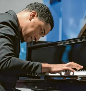  ?? Foto: Thomas Eder ?? Christian Sands begeistert­e bereits 2015 im Neuburger Birdland. Nun stand er mit seinem Quartett auf der Bühne.