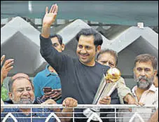  ?? REUTERS ?? Pakistan captain Sarfraz Ahmed gestures to fans on his arrival at his house in Karachi on Tuesday.