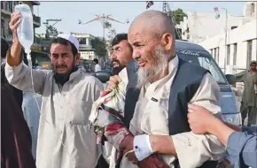  ?? ARSHAD BUTT / ASSOCIATED PRESS ?? People rush an injured man to a hospital in Quetta, Pakistan, on Friday. Gunmen opened fire on worshipper­s outside a mosque, killing at least nine people and wounding 27 in the attack.