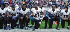  ?? Foto: dpa ?? Auch etliche Spieler der Baltimore Ravens knieten sich während der Nationalhy­mne nieder. Der Protest richtet sich mittlerwei­le gegen Donald Trump.