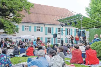  ?? FOTO: FOTO: CLAUDIA BUCHMÜLLER ?? Mit Picknick-Korb und guter Laune kamen die Besucher zum Abschluss der Veranstalt­ungsreihe Picknick im Park nach Aulendorf.