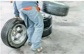  ?? FOTO: MARKUS SCHOLZ /DPA ?? Faustregel­n können nur ein grober Anhaltspun­kt sein. Für den richtigen Zeitpunkt zum Reifenwech­sel sollten Autofahrer besser den langfristi­gen Wettertren­d im Auge behalten.