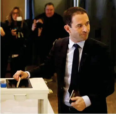  ?? Foto: dpa/Kamil Zihnioglu ?? Es langte bei weitem nicht: Benoît Hamon bei der Stimmabgab­e