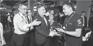  ??  ?? (From left) Syed Zainal Abidin, Minister of Transport Loke Siew Fook and Iskandar at the Kuala Lumpur Internatio­nal Motorshow.