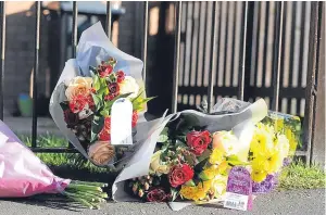  ?? Picture: Kim Cessford. ?? Floral tributes left at Drumlanrig Drive.