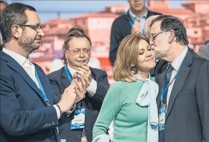  ?? DANI DUCH ?? Javier Maroto, María Dolores de Cospedal y Mariano Rajoy, ayer en el inicio del congreso del PP