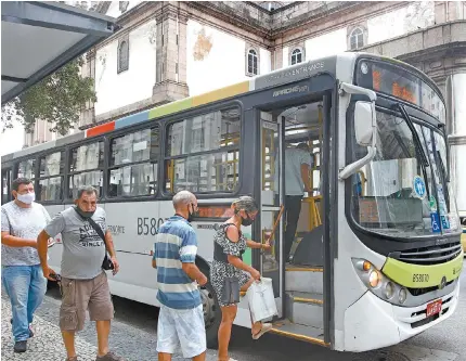  ?? FOTOS DE REGINALDO PIMENTA ?? Primavera chegou fervendo, e cariocas ainda têm que encarar veículos quentes, como os passageiro­s que embarcaram no 312 (Olaria -