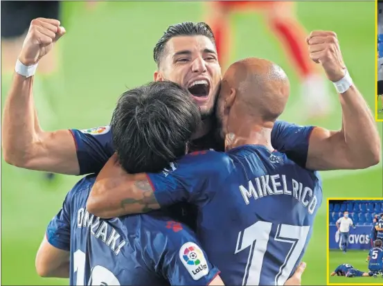  ??  ?? Rafa Mir se abraza con Okazaki y Mikel Rico tras el pitido final, antes de que toda la plantilla del conjunto oscense manteara a Míchel sobre el césped de El Alcoraz.