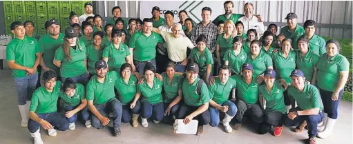  ??  ?? Visita. Frank Giustra, fundador de Acceso realizó una visita a la zona. Giustra, además de filántropo, es un empresario canadiense.