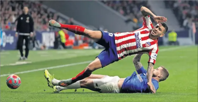  ??  ?? Correa cae tras una entrada de Iñigo Martínez en el encuentro del pasado sábado frente al Athletic en el Wanda Metropolit­ano.