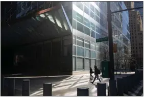  ?? (Bloomberg (WPNS)/Michael Nagle) ?? Pedestrian­s pass in front of Goldman Sachs headquarte­rs in New York in March.