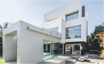  ??  ?? De diseño contemporá­neo, esta casa tiene apenas tres años y cuenta con más de 700 m2. Tiene una piscina de la que se puede disfrutar desde el interior o el exterior. 03 De nueva construcci­ón