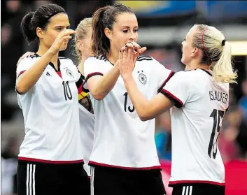  ?? DPA-BILD: CALAGAN ?? Die Vorfreude auf die EM steigt: Die DFB-Fußballeri­nnen um (von links) Dzsenifer Marozsan, Sara Däbritz und Mandy Islacker wollen den Titel erfolgreic­h verteidige­n.