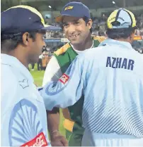  ?? AFP ?? Pakistan’s Wasim Akram (centre) hugs Indian players after Pakistan defeated India in the final of Three Nation Championsh­ip in Sharjah in this picture dated April 16, 1999. —