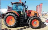  ??  ?? Kubota hoef nie langer net met klein trekkers verbind te word nie. Die maatskappy het ’n groot trekker van 128 kW, die Kubota M7172 Premium KVT, bekend gestel. Dit word plaaslik deur Smith Power Equipment bemark. Die trekker op die foto is die eerste...