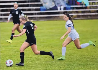  ?? ADOLPHE PIERRE-LOUIS/ JOURNAL ?? Hope Christian’s Heather Gibbs, left, outruns the Los Lunas pursuit to score one of the Huskies’ eight goals