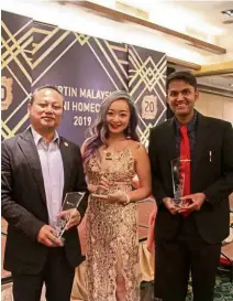  ??  ?? (From left) Stanly, Hong and Rexy with their alumni achievemen­t awards at the Curtin Malaysia 20th Anniversar­y Alumni Homecoming in Miri.