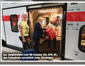  ?? ?? Zur Jungfernfa­hrt half OB Schulze (50, SPD, M.) den Fahrgästen persönlich beim Einsteigen.