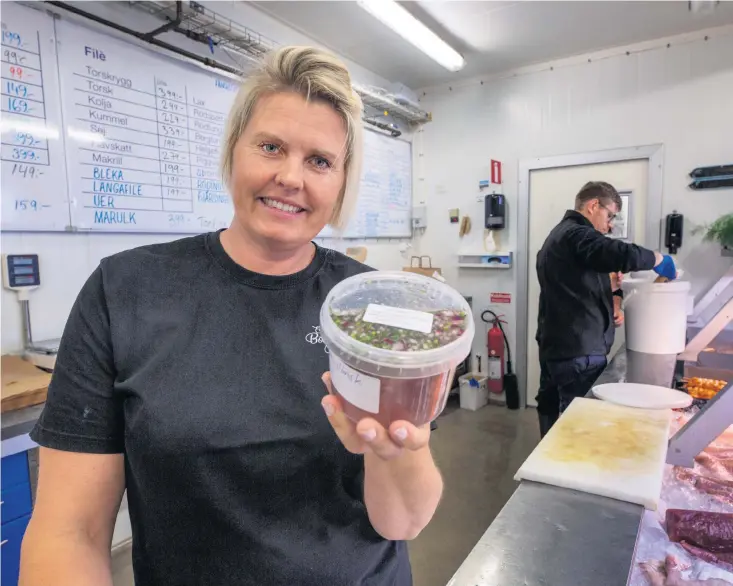  ?? Bild: Lasse Edwartz ?? Annika Pernberger Windt och Anton Berg jobbar på En Bohuslänsk Deli som gör sin egen franska löksill.