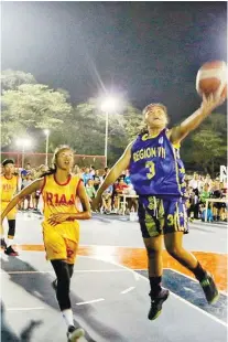  ?? SUNSTAR FOTO/ALEX BADAYOS ?? SILVER. Thirzagale Gutierrez goes for a drive against Region 4A during their 3on3 basketball finals. Region 4A won and took the gold.