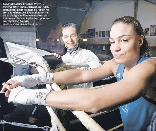  ??  ?? La Montréalai­se Caroline Veyre (ici avec sa mère Danièle) n’a pas réussi à se qualifier pour les Jeux de Rio en raison d’une blessure. Elle était favorite de sa catégorie. Mais elle est tout de même sur place actuelleme­nt pour encourager son équipe.