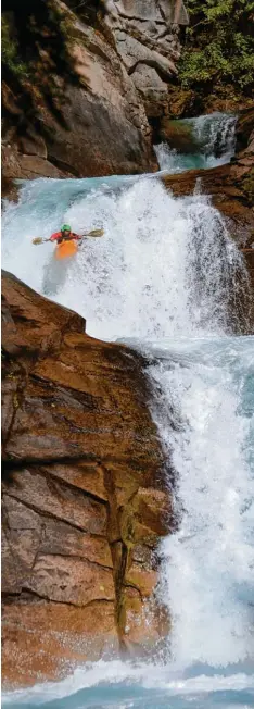  ?? Foto: Rush Sturges ?? Ein wilder Fluss, ein Wasserfall und ein mutiger Fahrer: Nils Dippon auf dem Rogers Creek in British Columbia (Kanada).